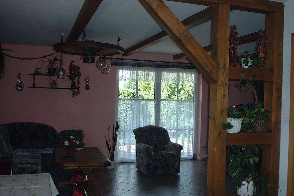 Ganze Wohnung, Komfortable Ferienwohnung mit Terrasse und Spielplatz nahe dem Achterwasser in Warthe, Rankwitz
