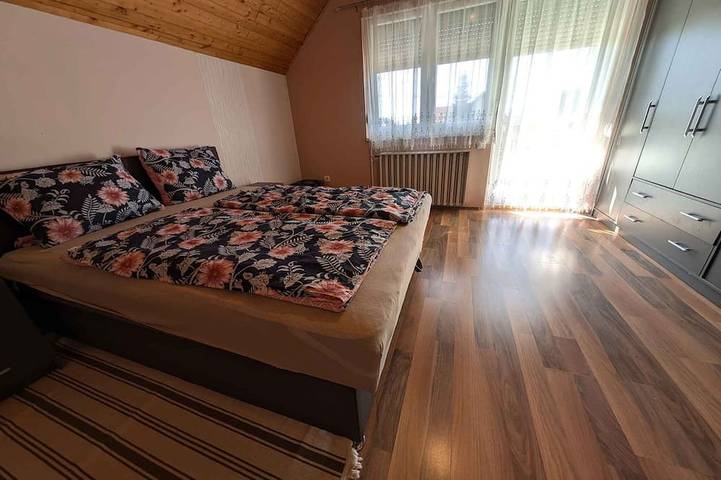 Ganze Wohnung, Ferienwohnung mit Klimaanlage, Wlan und großem Garten in Balatonszarszo, Plattensee Südufer
