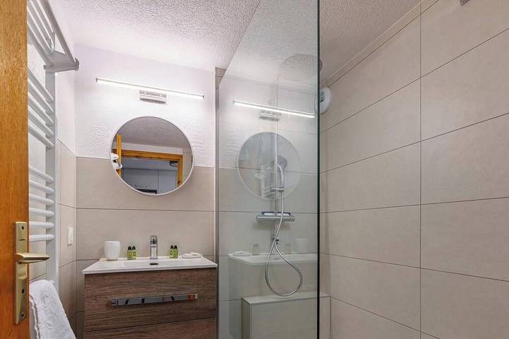 Appartement entier, 🌿 Charmante maisonnette avec terrasse et vue lac à Talloires<br>Bienvenue au Balcon des Primevères, une adorable maisonnette mitoyenne située sur les hauteurs de Talloires, dans un environnement calme et verdoyant 🌳 in Talloires, Talloires-Montmin