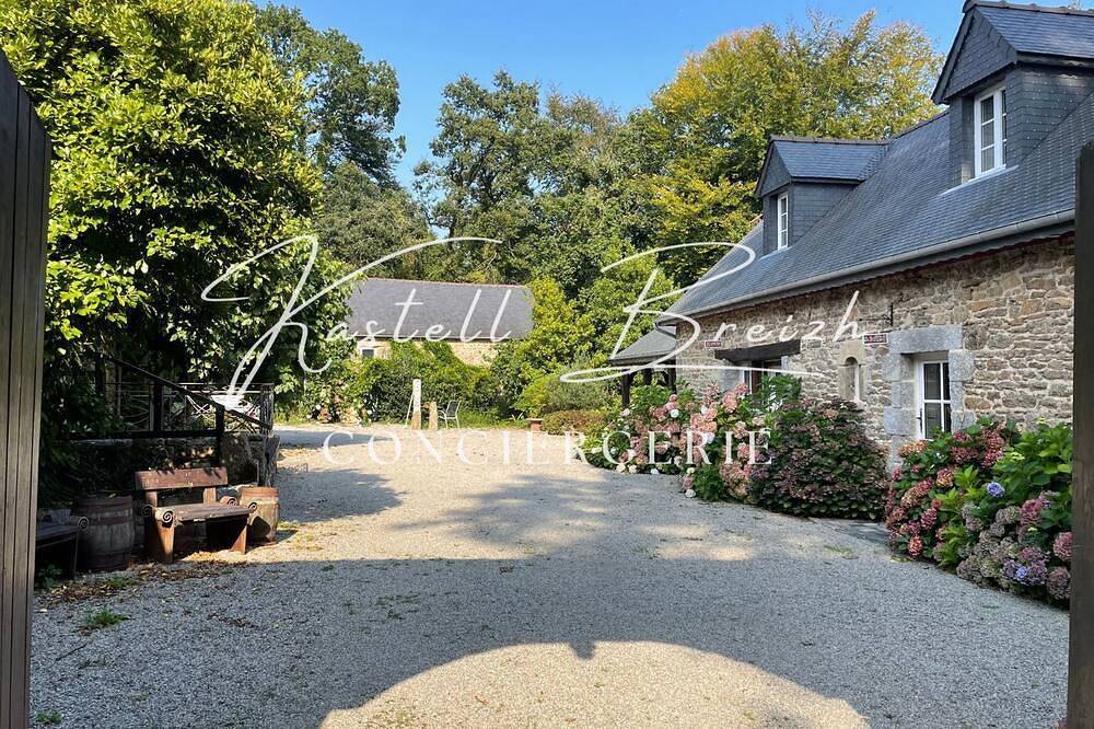 La familiale du manoir de Kerollivier by Kastell Breizh Conciergerie in Saint-Gilles-Pligeaux, Région de Guingamp