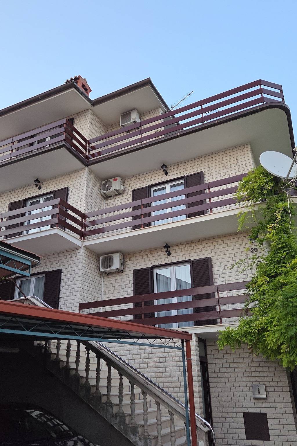 Ganze Wohnung, 2-Zimmer-Ferienwohnung mit Terrasse und Meerblick Duce, Omis A-24975-c in Dugi Rat, Split-Dalmatien