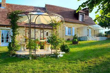Gîte pour 6 personnes, avec jacuzzi et jardin ainsi que terrasse et piscine à Simeyrols