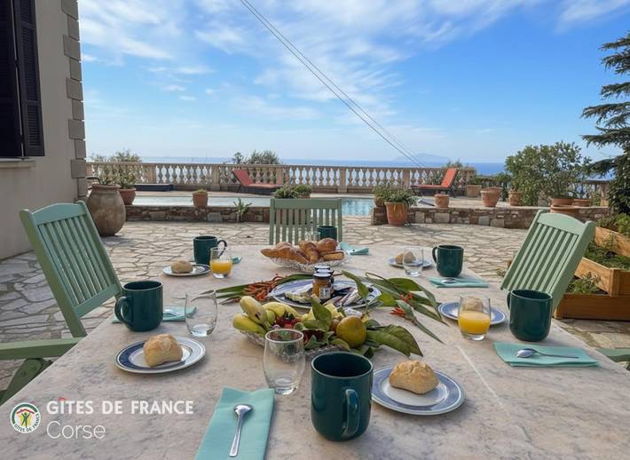 Gîte pour 6 personnes, avec Terrasse et Jardin ainsi que Piscine et Vue à Bastia - 3