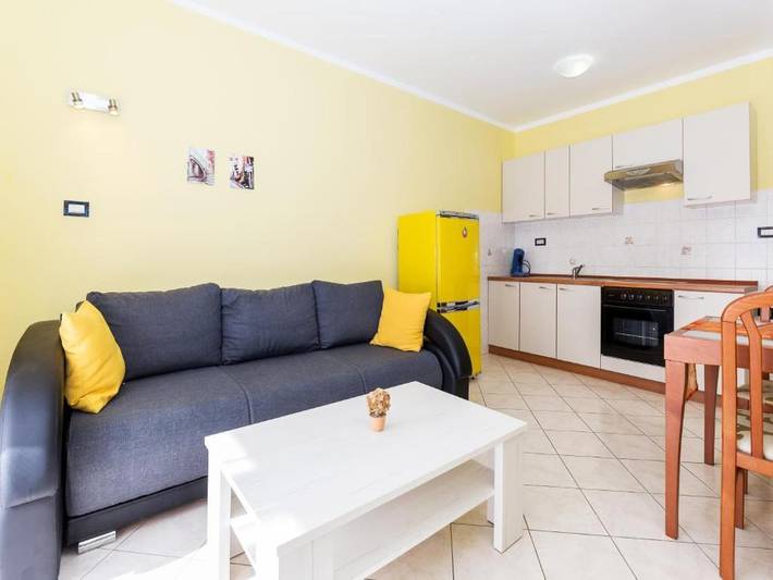 Ferienwohnung für 3 Personen, mit Pool und Garten sowie Balkon, kinderfreundlich