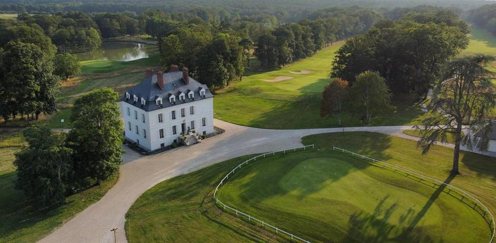 Hôtel pour 4 personnes, avec piscine et jardin ainsi que vue et sauna, animaux acceptés à Chassy