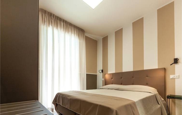 Ganze Ferienwohnung, 1.5km Strandwohnung mit Pool und Terrasse in Alba Adriatica, Teramo Provinz