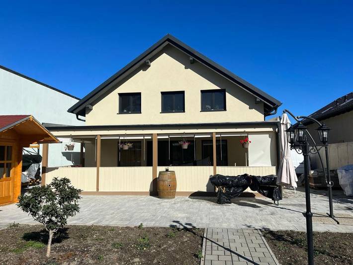 Ferienwohnung für 8 Personen, mit Balkon und Whirlpool sowie Terrasse und Garten in Schwechat