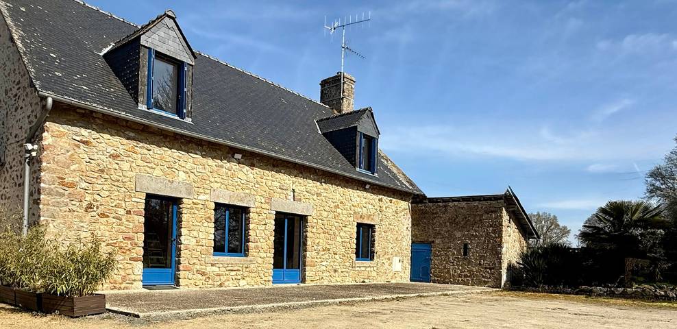Cottage 'L’échappée Bleue De Marguerite' with private pool, terrace and Wi-Fi in Évron, Mayenne