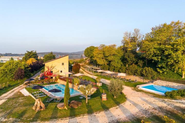 Hotel per 6 persone, con giardino e piscina nonché panorama e sauna, con animali domestici in Monte Baldo