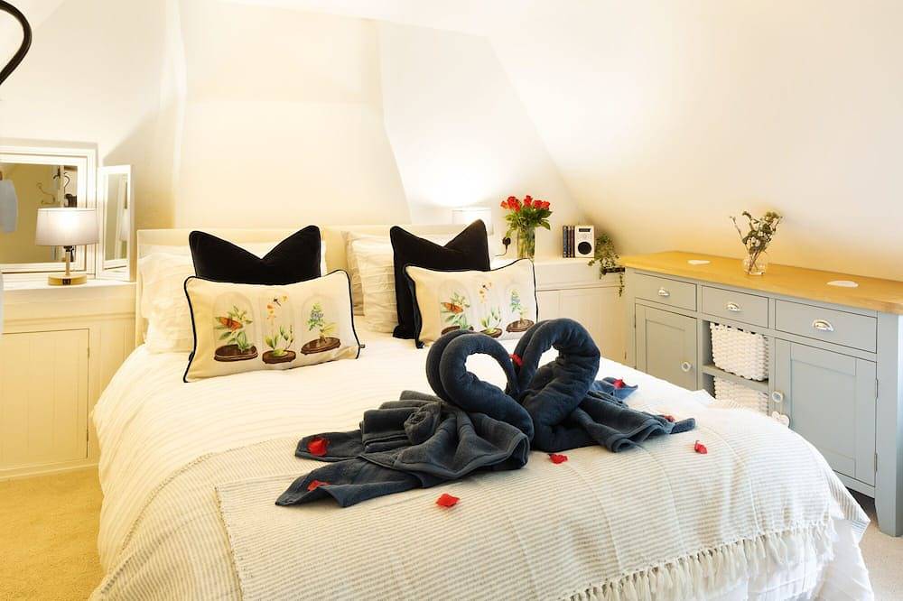 Hot tub, masseuse, private chef, pizza oven, fire place and dog friendly in Suffolk