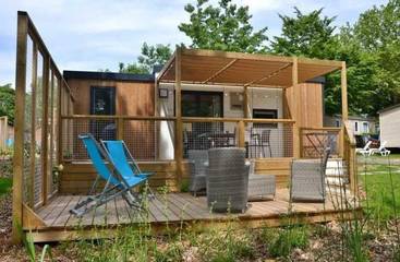 Gîte pour 4 personnes, avec bassin pour enfant ainsi que terrasse et piscine à Saint-Julien-des-Landes