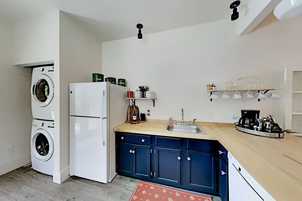 Charming home a short walk from downtown w/2 fireplaces, porch, yard, firepit in Hendersonville, Henderson County (NC)