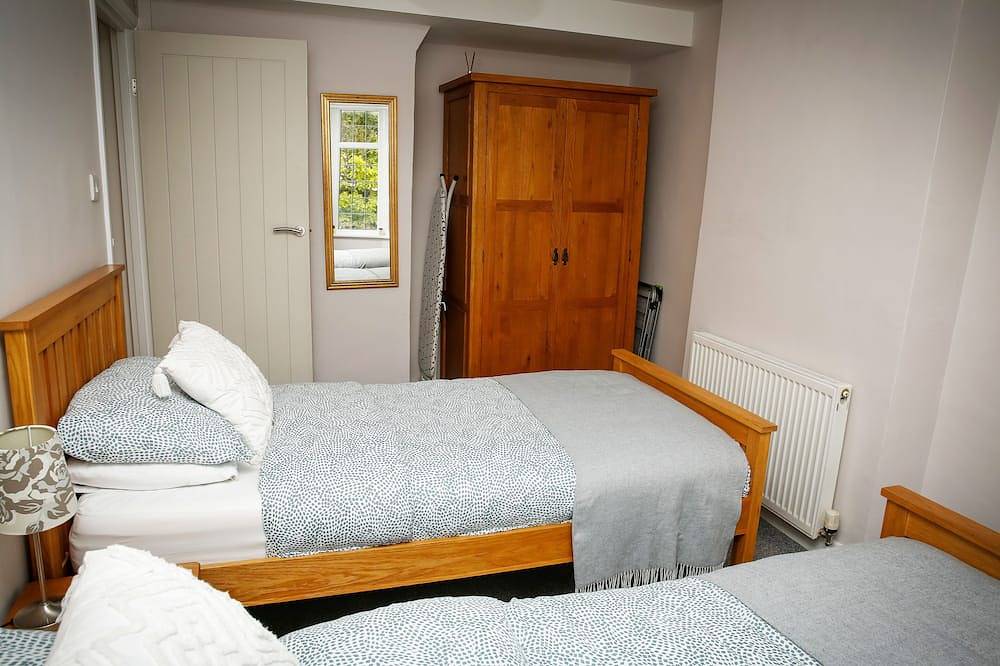 Idyllic 2 bedroom Canal facing Cottage in Hopwas in Drayton Manor Park, Staffordshire