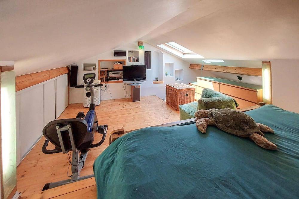 Gorgeous home in Francheville with Wifi in Francheville, Rio Ródano