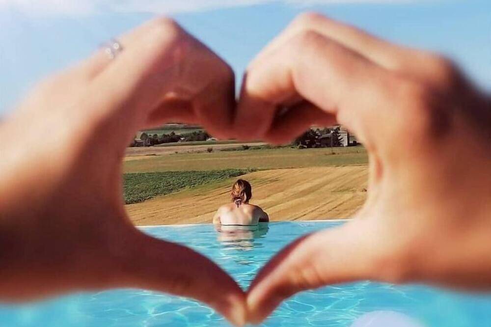 Gorgeous Cottage, countryside views & pool in Saint-Pierre-sur-Dropt, Région de Marmande