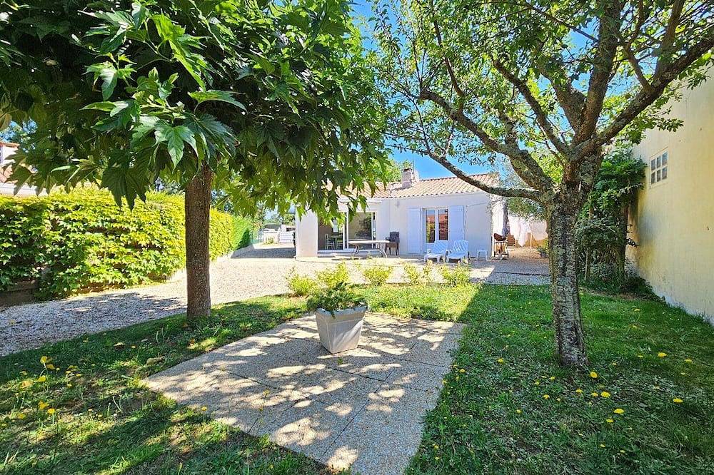 Villa for 6 with terrace, 900m from L'Aiguillon center in L'Aiguillon-sur-Mer, Fontenay-le-Comte