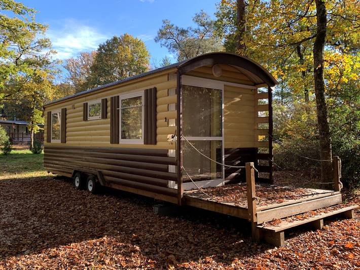 Gîte pour 4 personnes, avec terrasse et vue sur le lac ainsi que jardin et piscine dans le Cher
