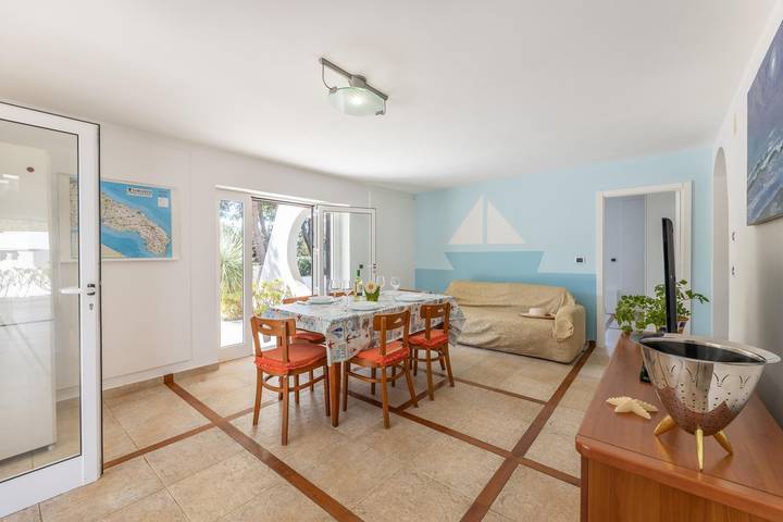 Location de vacances pour 13 personnes, avec balcon ainsi que piscine et jardin à Lido Pizzo