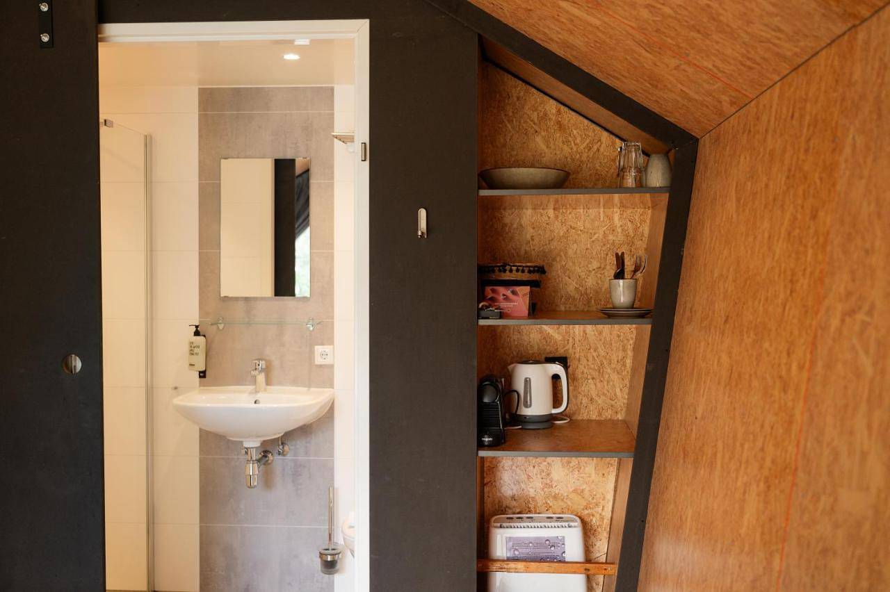 Tenthuisje in het groen, een suite met eigen badkamer in Callantsoog, Noord-Holland - Kust van de Noordzee