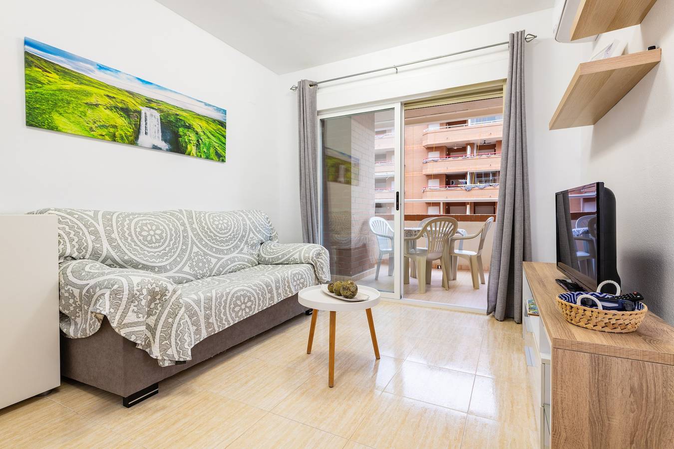 Apartamento entero, Apartamento 'Vistamar, 1ª Línea de Playa' con Vistas al Mar, Wi-Fi y Aire Acondicionado in Marina d'Or, Oropesa del Mar