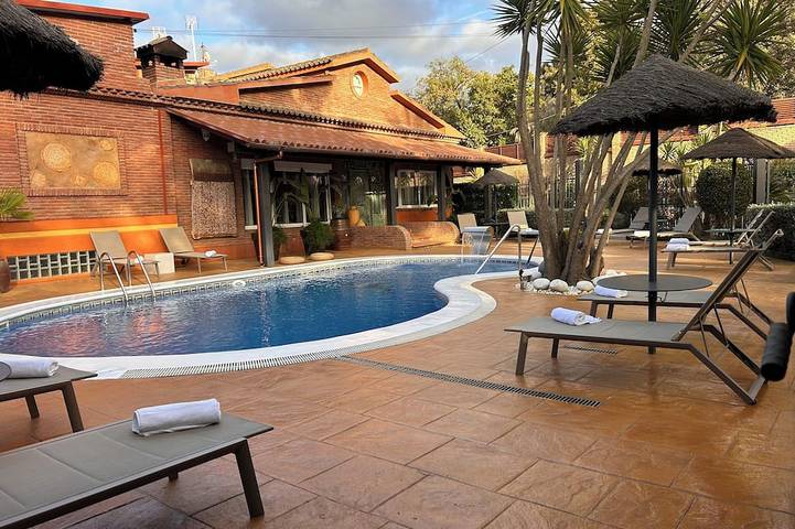 Caribbean Home Barcelona - Luxury Private Oasis in Montcada i Reixac, Barcelone l'intérieur des terres