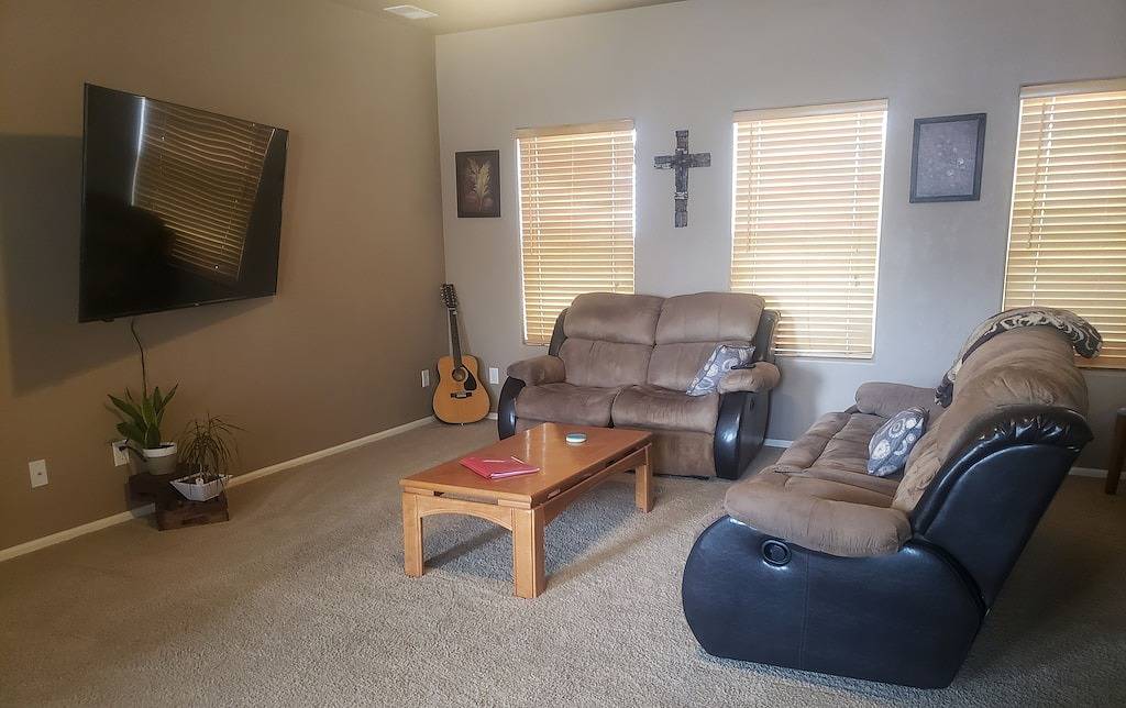 Comfy 2 bedroom 1 bath, living room, mini kitchen with 70\" smart Tv & Grill in Montrose, Black Canyon Nationalpark