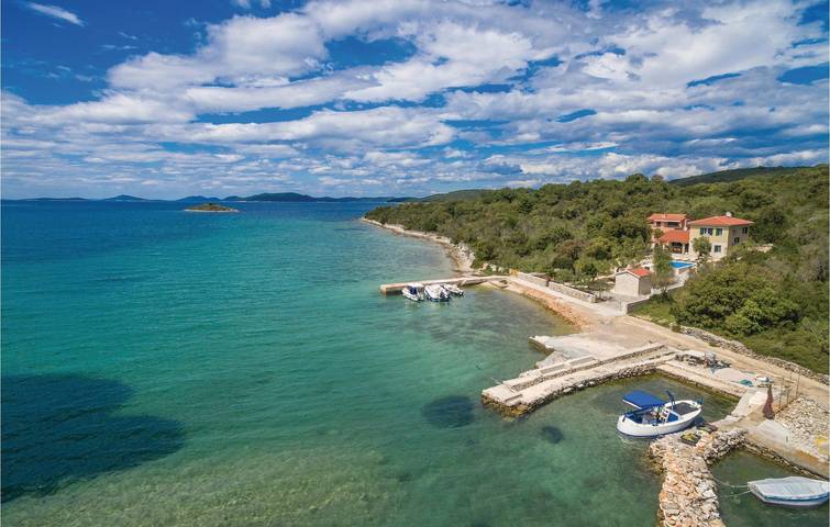 Charmantes Apartment 2 km vom Sakarun-Strand entfernt: Apartment am Pool mit WLAN und Küche in Sali, Dugi Otok
