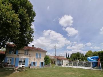 Gîte pour 16 personnes, avec terrasse ainsi que piscine et jardin, adapté aux familles à Lusignac