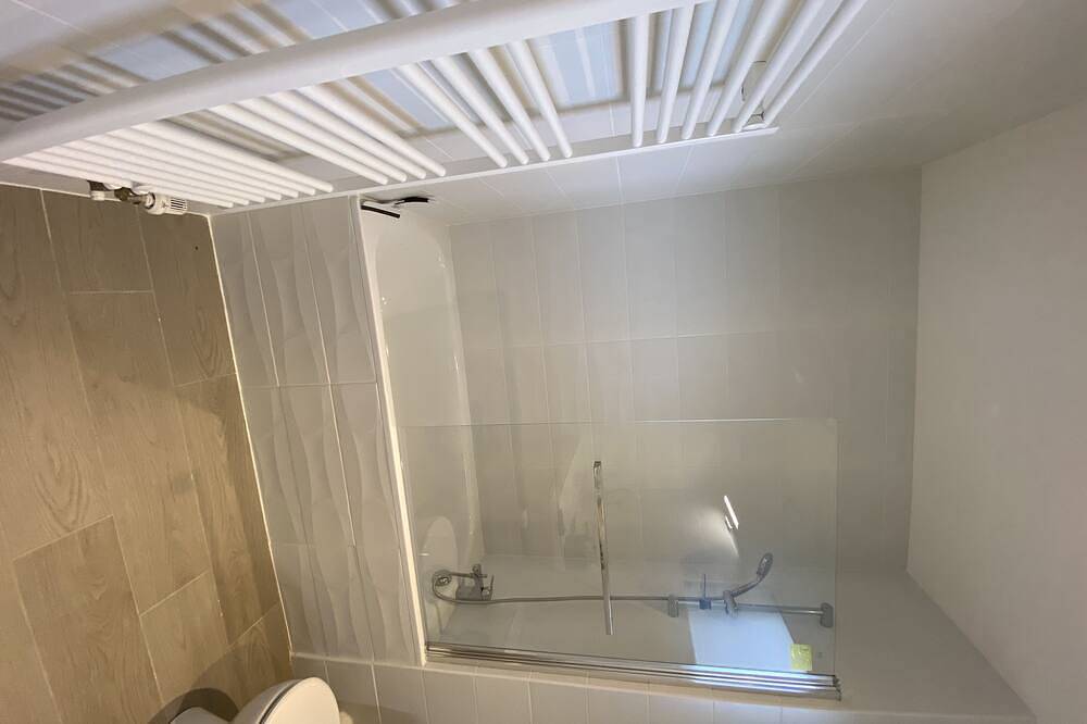 Very pretty new villa with swimming pool and boulodrome typical of the Basin for 9 people in Gujan-Mestras, Arcachon region