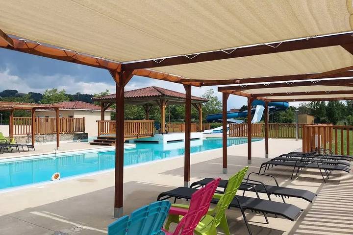 Mobil home pour 4 personnes, avec piscine ainsi que terrasse et vue