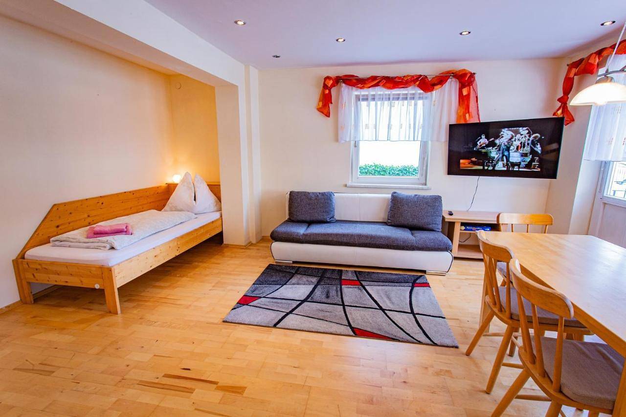 Ganze Wohnung, Apartment with Terrace in Schladming, Schladming-Dachstein