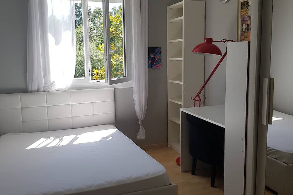 Villa with Private Pool, Air Conditioning, Wifi & Parking (Villeneuve-Loubet) in Villeneuve-Loubet, Côte méditerranéenne (France)
