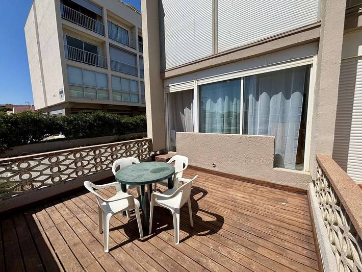 Ganze Wohnung, Erdgeschoss T2-Wohnung mit Terrasse, 500m vom Zentrum Port-la-Nouvelle, Parkplatz und Haustiere in Port-la-Nouvelle, Mittelmeerküste (Frankreich)