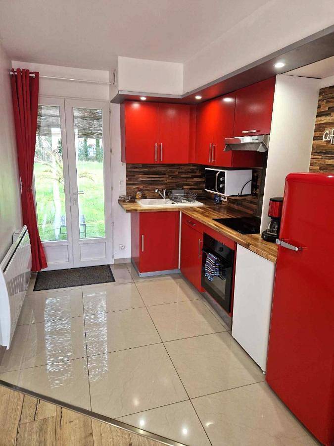 Appartement entier, 02 - Très joli 2 pièces avec 3 lits pouvant accueillir jusqu'à 5 personnes, situé au rdc avec entrée indépendante, une place de parking réservée devant l'entrée et terrasse sur l'arrière donnant sur parc arboré, tout le linge de maison est fourni in Razac-sur-l'Isle, Périgord Blanc