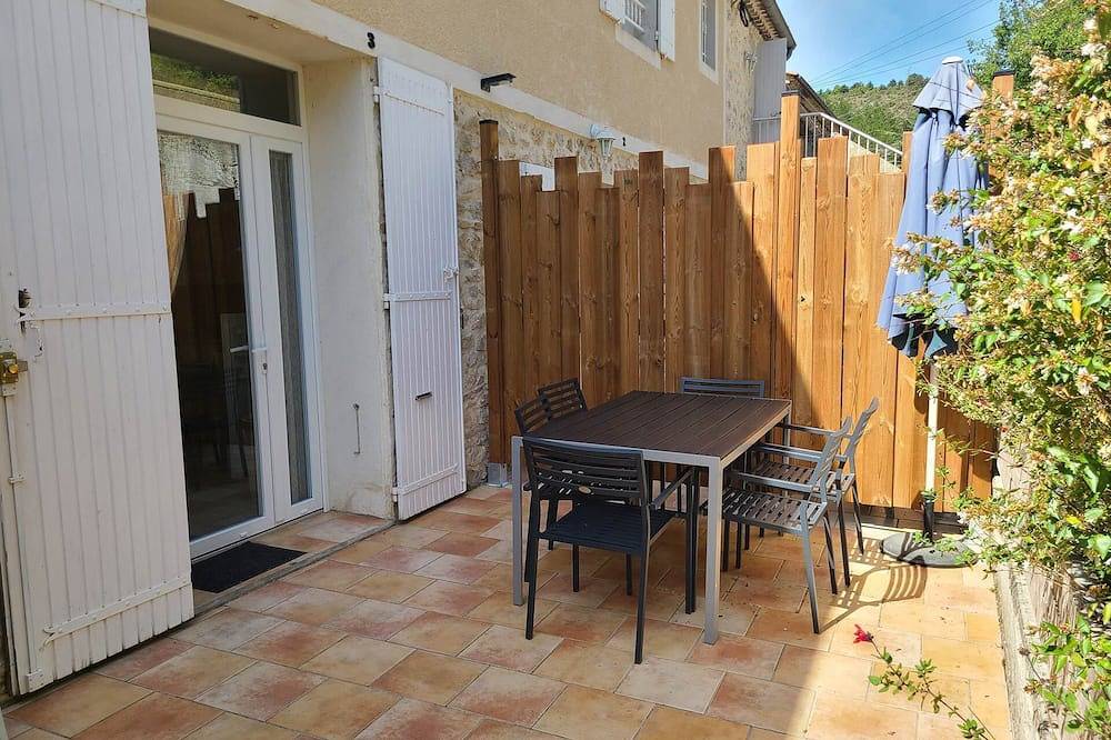 Entire apartment, Gîte 3:60 square meter apartment near Montbrun Les Bains in Montbrun-les-Bains, Nyons region