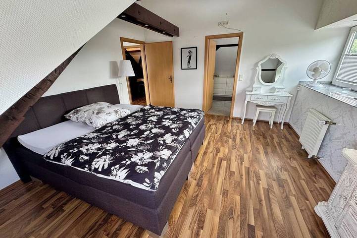 Ganze Wohnung, Gemütliche Maisonettewohnung am Krefelder Stadtwald in Krefeld, Niederrhein