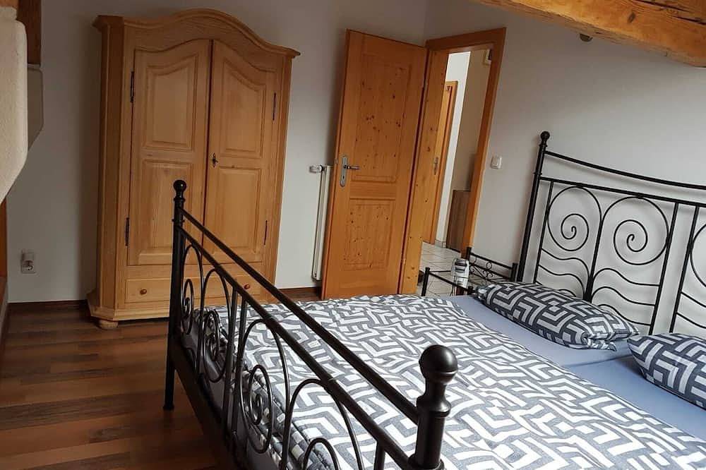 Ganze Wohnung, Ferienwohnung 1 im Dachgeschoss, 2 - 4 Pers., 70 qm, mit 2 sep. Schlafzimmern in Grabenstätt, Chiemsee
