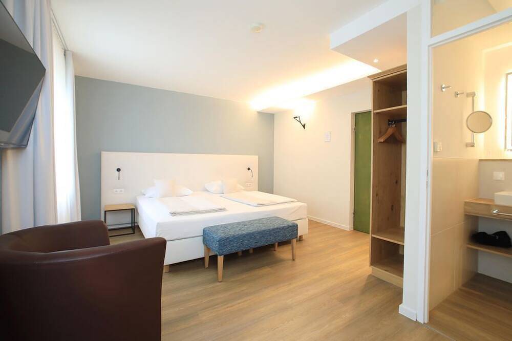 Doppelzimmer Dusche/Wc Komfort - Landidyll Hotel Klostermühle in Münchweiler an der Rodalb, Landkreis Südwestpfalz