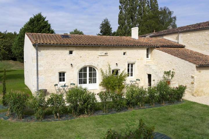 Location de vacances pour 2 personnes, avec Terrasse et Jardin ainsi que Piscine et Vue à Tesson (Charente-Maritime)