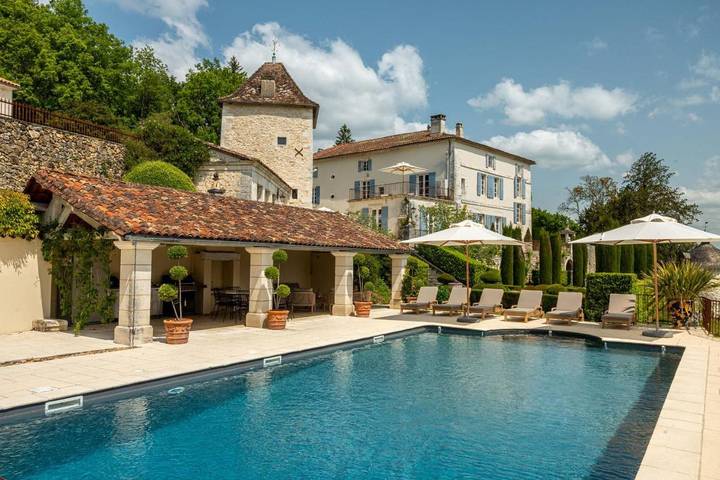 Chambre d’hôte pour 14 personnes, avec Balcon et Terrasse ainsi que Jardin et Piscine