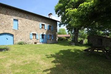 Gîte pour 6 personnes, avec jardin à Lapte