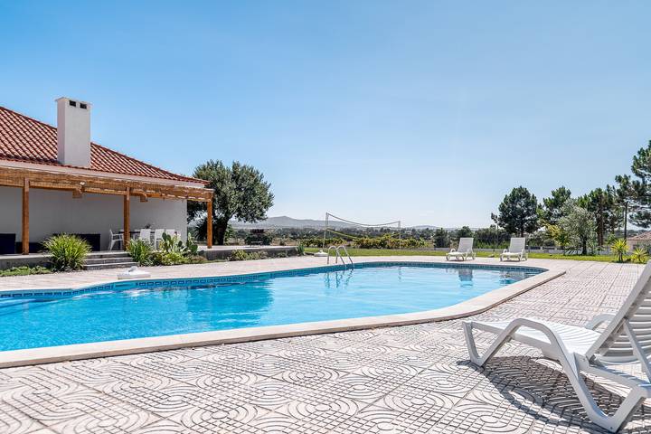 Holiday Home 'Palmela Sunset Villa' with Mountain View, Private Pool and Wi-Fi in Quinta do Anjo, Setúbal Peninsula