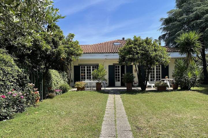 Villa for 14 people, with Terrace and Yard in 