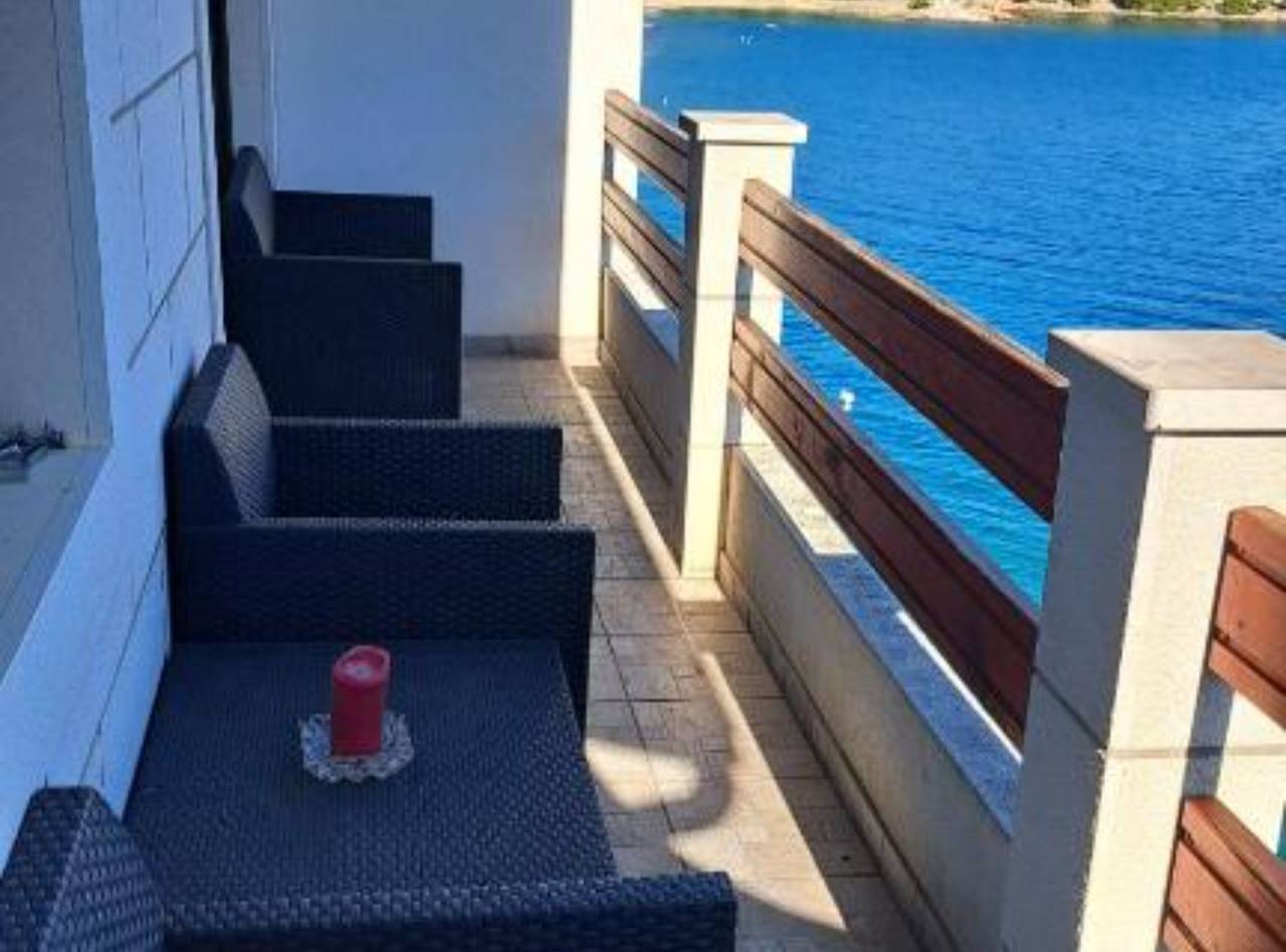 Ganze Wohnung, Two Bedroom Apartment With Terrace (Anja) in Stomorska, Solta