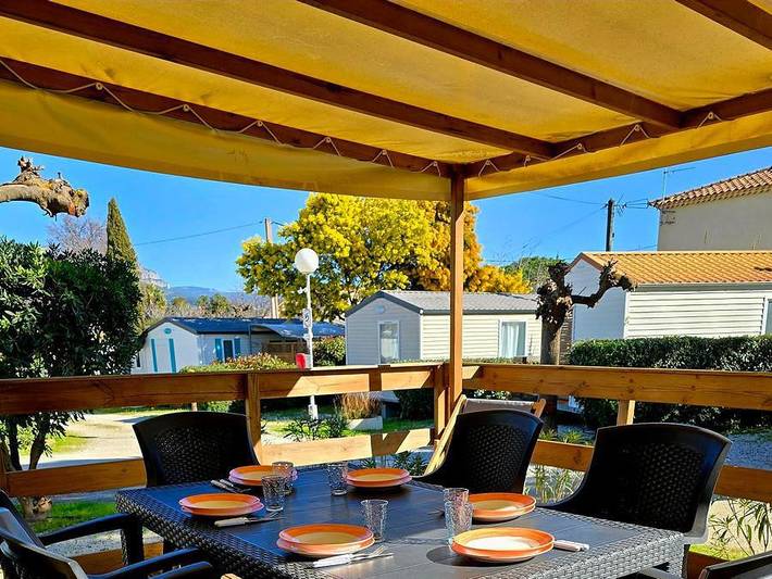 Flower Camping Orly d'Azur - Mobilheim 6 personen - Mobilheim Cayanne Standard Clim 31m² - 2 Schlafzimmer, halbüberdachte Terrasse - Klimaanlage in Six-Fours les Plages, Mittelmeerküste (Frankreich)