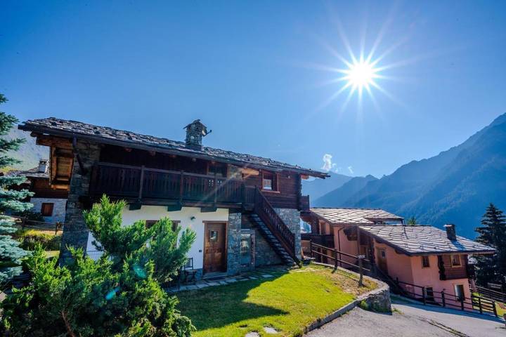 Location de vacances pour 3 personnes, avec Balcon et Terrasse ainsi que Jardin et Vue à Ayas - 2