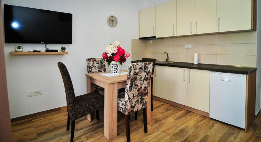 Maison d’hôte pour 4 personnes, avec jardin et vue dans Tivat