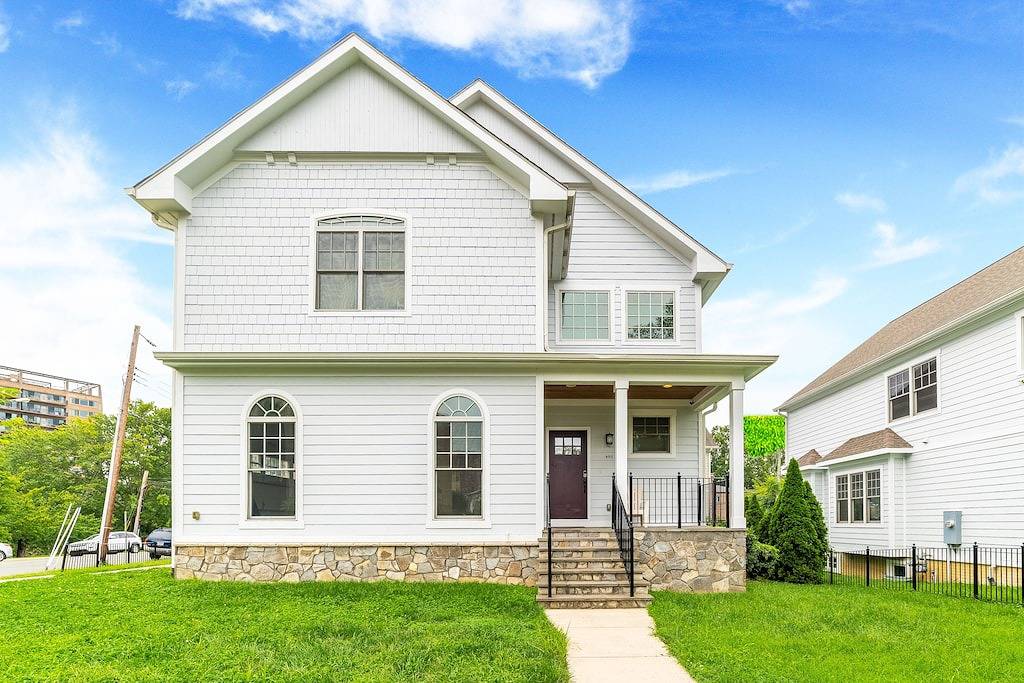 Spacious Luxury Home in the Heart of it All: 5 Bedroom, 5.5 bathrooms in Arlington (VA), Arlington County