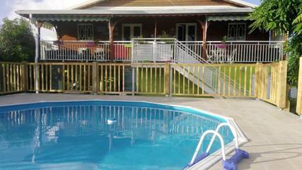 Cottage pour 4 personnes, avec balcon ainsi que piscine et jacuzzi à Anse-Bertrand