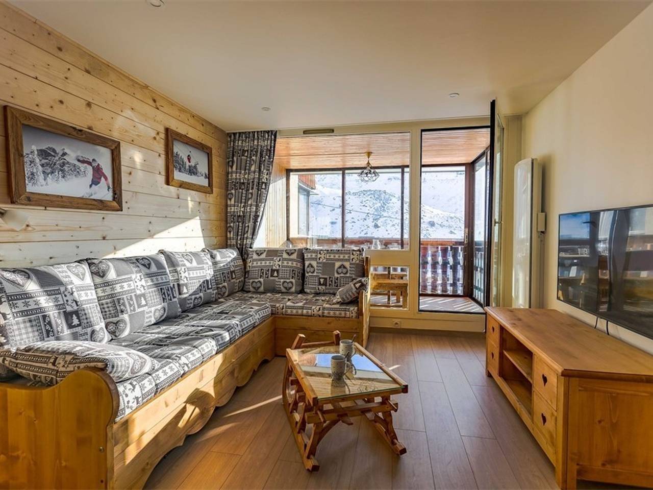Entire apartment, Renovated Mountain Style Apt - Val Thorens - Sleeps 6 - Ski-In/Ski-Out - South-Facing Balcony in Val Thorens, Les Trois Vallées